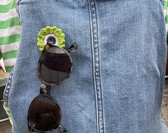 Gehäkelte Brillenhalter-Brosche mit Blumenmotiv | Brillennadel | Halter für Korrektionsbrillen und Sonnenbrillen | Handgefertigtes Geschenk für Frauen