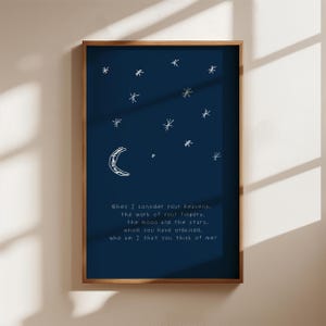 Könnte beinhalten: Ein gerahmter Kunstdruck mit dunkelblauem Hintergrund, auf dem ein weißer Mond und Sterne abgebildet sind. Der Druck enthält den Text: "When I consider your heavens, the work of your fingers, the moon and the stars, which you have ordained, who am I that you think of me?"