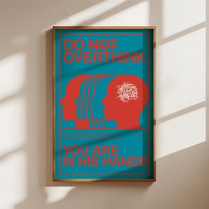Könnte beinhalten: Gerahmtes Poster mit türkisem Hintergrund und rotem Text und Grafiken. Der Text lautet "DO NOT OVERTHINK" und "YOU ARE IN HIS HANDS". Die Grafik zeigt eine Reihe roter Kopf-Silhouetten, wobei der letzte Kopf ein gekritzeltes Gehirn hat.