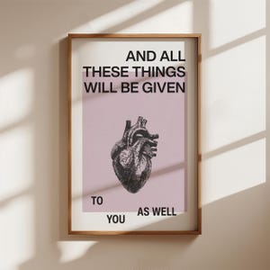 Könnte beinhalten: Gerahmter Kunstdruck mit einer detaillierten Schwarz-Weiß-Illustration eines menschlichen Herzens auf hellrosa Hintergrund. Der Text "AND ALL THESE THINGS WILL BE GIVEN TO YOU AS WELL" ist in Schwarz gedruckt.
