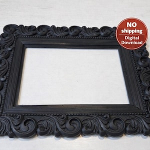 Peut inclure: Un cadre photo rectangulaire noir avec des détails tourbillonnants ornés. Le cadre a un design classique et vintage et est vide au centre. Un autocollant circulaire rouge et blanc dans le coin supérieur droit indique "NO shipping Digital Download."