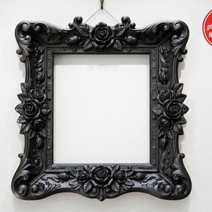 以下が含まれることがあります： バラと葉のディテールが施された黒い装飾的なフォトフレーム。フレームは正方形で、内側は白く、ワイヤーで吊り下げられています。フレームはヴィンテージでアンティークな美しさを持っています。