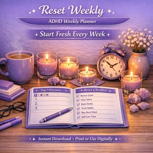Peut inclure: Un planificateur hebdomadaire ADHD violet avec le texte "Reset Weekly" et "Start Fresh Every Week". L'image comprend des bougies, une tasse, un réveil et un stylo. Le planificateur a une liste de contrôle et une section pour les principales priorités. Le texte "Instant Download • Print or Use Digitally" est également visible.