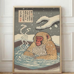 以下が含まれることがあります： 温泉に浸かるニホンザル（雪猿）の額装プリント。木製の浴槽の中で湯気を立てる猿が描かれ、雪景色を背景にしています。ヴィンテージ感のあるアートプリントです。