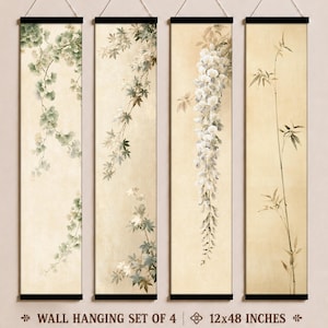 Peut inclure: Un ensemble de quatre tentures murales verticales, mesurant chacune 30,48x121,92 cm, présentant des illustrations botaniques de feuillage vert, de feuilles d'érable, de fleurs de glycine blanches et de tiges de bambou sur fond beige.