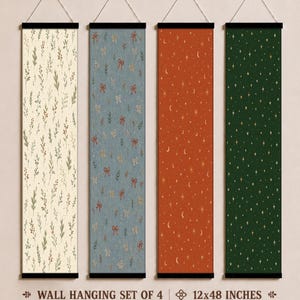 Peut inclure: Un ensemble de quatre tentures murales verticales, mesurant chacune 12x48 pouces. La première est crème avec un feuillage vert, la deuxième bleue avec des nœuds rouges, la troisième orange avec des lunes et étoiles dorées, la quatrième vert foncé avec des étoiles dorées.