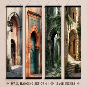 Peut inclure: Un ensemble de quatre tentures murales verticales, mesurant chacune 30,48x121,92 cm, représentant des scènes architecturales d'arches et de portes en pierre aux tons terre cuite, bleu sarcelle et vert, suspendues par des cordons blancs.