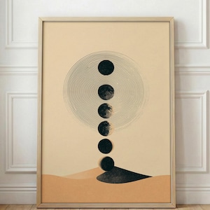 Puede incluir: Una lámina de arte enmarcada que presenta una alineación vertical de seis fases lunares circulares en negro sobre un fondo beige claro. Líneas negras finas y concéntricas irradian desde el círculo superior y una forma triangular oscura se sitúa en la base.