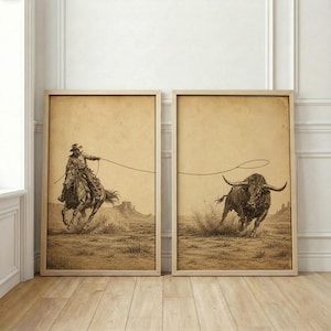 Pode incluir: Um conjunto de dois quadros retangulares com ilustrações em tons de sépia. O quadro da esquerda mostra um cowboy a cavalo a lançar um laço. O quadro da direita mostra um touro a correr, com a corda do laço a estender-se por ambos.
