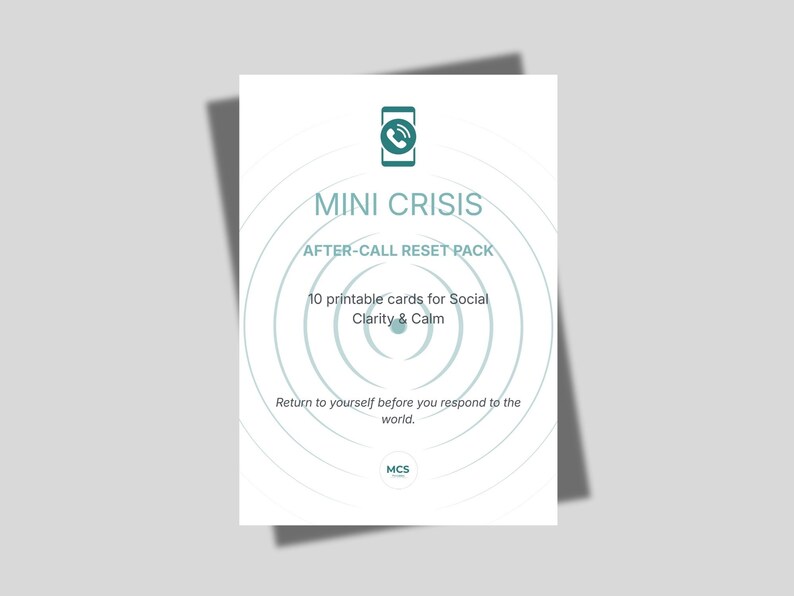 Puede incluir: Una tarjeta blanca con el texto "MINI CRISIS AFTER-CALL RESET PACK" y un icono de tel&eacute;fono. La tarjeta incluye el texto "10 tarjetas imprimibles para la claridad y la calma social" y "Vuelve a ti antes de responder al mundo."