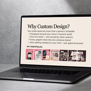 Op de afbeelding: Een laptopscherm met een advertentie voor een aangepaste ontwerpservice met de kop Why Custom Design? en opsommingstekens met voordelen. Onder de tekst toont een portfolio-sectie zes kleine voorbeelden van grafisch ontwerp in roze tinten.