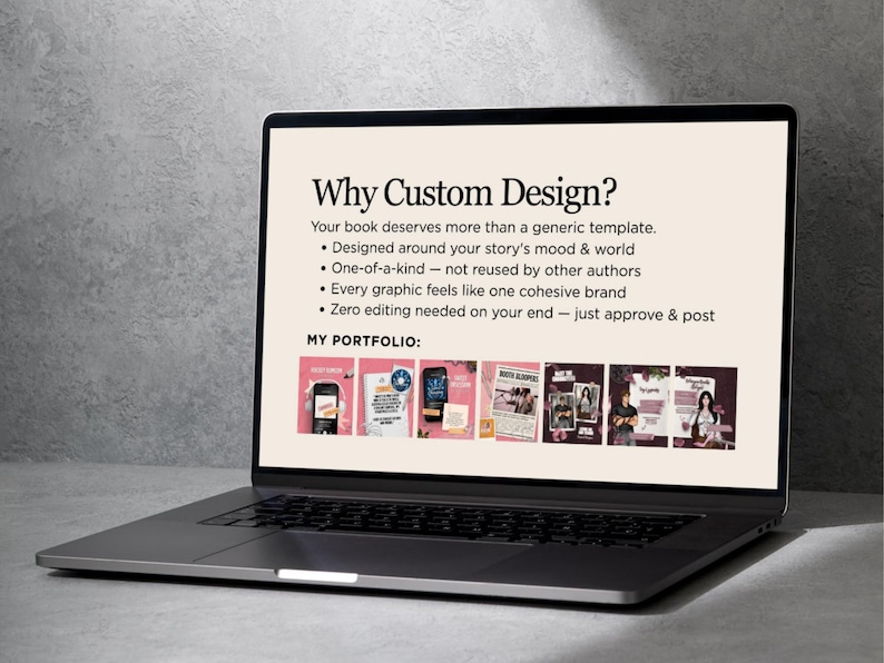 Op de afbeelding: Een laptopscherm met een advertentie voor een aangepaste ontwerpservice met de kop Why Custom Design? en opsommingstekens met voordelen. Onder de tekst toont een portfolio-sectie zes kleine voorbeelden van grafisch ontwerp in roze tinten.