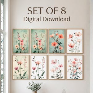 以下が含まれることがあります： 薄緑色と白色の背景にピンクの花の植物画が描かれた8枚のデジタルダウンロード用ウォールアートプリントのセット。4枚ずつ2列に配置されており、上部に「SET OF 8 Digital Download」というテキストが表示されています。