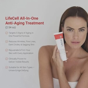K&ouml;nnte beinhalten: Eine wei&szlig;e und rote Tube LifeCell All-In-One Anti-Aging Treatment (72 g) wird von einer Person gehalten. Der Text auf der Tube und der daneben beschreibt die Vorteile des Produkts, einschlie&szlig;lich der Reduzierung von Falten und der Straffung der Haut. F&uuml;r alle Hauttypen geeignet.