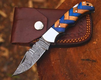 Nóż składany Artisan ze stali damasceńskiej – pleciony niebieski pakkawood i drewno oliwne – kieszonkowy przyrząd z przeszytym skórzanym etui | Prezent dla niego