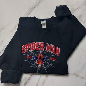 Puede incluir: Un juego de tres tazas de cer&aacute;mica con un acabado mate moteado. Las tazas son de color crema, gris claro y gris oscuro. Cada taza tiene un dise&ntilde;o simple y minimalista y un asa redondeada.