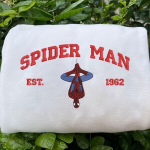 Custom Spider-Man Embroidered Sweatshirt, Custom Marvel Superhero Matching Pullover, Vintage Peter Parker Movie Fan Gift, Unisex Crewneck imagem 4