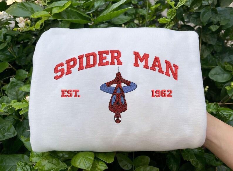 Custom Spider-Man Embroidered Sweatshirt, Custom Marvel Superhero Matching Pullover, Vintage Peter Parker Movie Fan Gift, Unisex Crewneck imagem 4