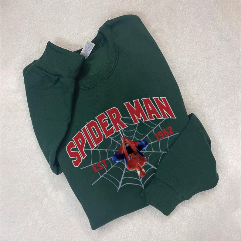 Sudadera retro bordada de Spider-Man, Est. 1962 Marvel Superhero Web Crewneck, Regalo vintage para fans de la película de Peter Parker, Sudadera negra de Spider-Man imagen 2