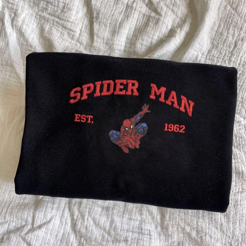 Sudadera personalizada bordada de Spider-Man, sudadera personalizada con cuello redondo de superhéroe Marvel del año Est., regalo vintage para fans de la película de Peter Parker imagen 2