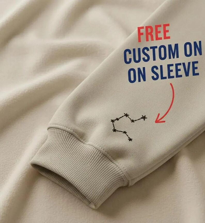 Pode incluir: Uma caneca de cer&acirc;mica branca com uma al&ccedil;a preta e o texto "But First, Coffee" em negrito preto. A caneca est&aacute; sobre um fundo desfocado, sugerindo um ambiente acolhedor.