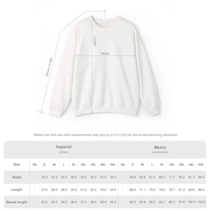 Puede incluir: Sudadera blanca de cuello redondo con tabla de tallas en cent&iacute;metros. La tabla muestra las medidas de ancho, largo y largo de manga para tallas XS a 5XL. Las medidas pueden variar en &plusmn;3,8 cm.
