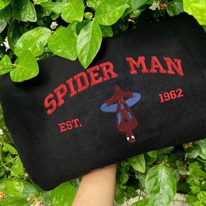 Pode incluir: Conjunto de tr&ecirc;s canecas de cer&acirc;mica com acabamento fosco e salpicado. As canecas s&atilde;o em tons de creme, cinza claro e cinza escuro. Cada caneca tem um design simples e minimalista, perfeito para caf&eacute; ou ch&aacute;.