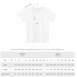 Puede incluir: Camiseta blanca con medidas de ancho, largo y largo de manga. La tabla de tallas incluye medidas en pulgadas y cent&iacute;metros, con tallas que van de la XS a la 5XL. La imagen tambi&eacute;n incluye el texto: "Tenga en cuenta que las medidas de la tabla de tallas pueden variar en &plusmn;1,5 pulgadas (3,8 cm) debido a las tolerancias de fabricaci&oacute;n."