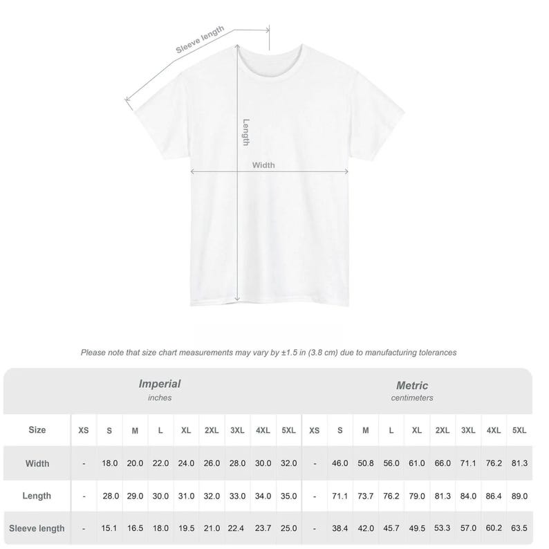 Puede incluir: Camiseta blanca con medidas de ancho, largo y largo de manga. La tabla de tallas incluye medidas en pulgadas y cent&iacute;metros, con tallas que van de la XS a la 5XL. La imagen tambi&eacute;n incluye el texto: "Tenga en cuenta que las medidas de la tabla de tallas pueden variar en &plusmn;1,5 pulgadas (3,8 cm) debido a las tolerancias de fabricaci&oacute;n."