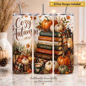 Puede incluir: Tres vasos cilíndricos con pajitas con temática otoñal. Los diseños incluyen calabazas, libros apilados con títulos como Sweater Weather, linternas y cestas de calabazas. El texto dice Cozy Autumn. Los vasos son para recipientes de 591ml.