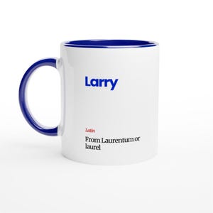 Può includere: Tazza in ceramica bianca con interno e manico blu. La parola "Larry" è stampata in blu, con la parola "Latin" e la definizione "From Laurentum or laurel" in testo rosso e nero.