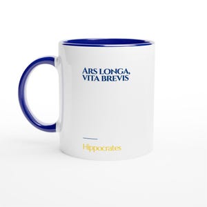 Peut inclure: Mug en céramique blanche avec intérieur et anse bleus. Le mug affiche le texte "ARS LONGA, VITA BREVIS" en bleu, avec "Hippocrate" en jaune en dessous. Un design simple et élégant pour une tasse à café ou à thé.