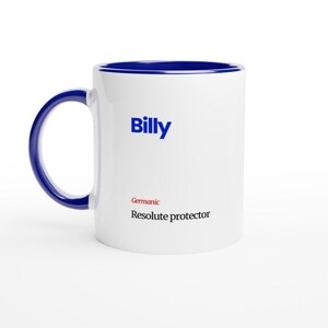 Może przedstawiać: Biały ceramiczny kubek z niebieskim wnętrzem i uchwytem. Słowo "Billy" jest wydrukowane na niebiesko, a poniżej "Germanic" i "Resolute protector" w kolorze czerwonym i czarnym.