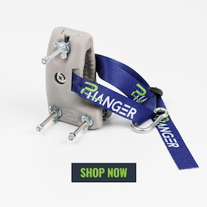 Può includere: Un appendiabiti in plastica grigia con elementi di fissaggio in metallo e un cinturino blu. Il cinturino riporta la scritta "HANGER" in bianco e verde. L'immagine include anche un pulsante "SHOP NOW".