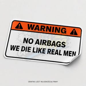 Op de afbeelding: Een rechthoekige sticker met een witte achtergrond en een zwarte rand. Het bovenste gedeelte is oranje met zwarte tekst WARNING en twee zwarte uitroepteken-iconen. Het witte midden bevat de zwarte tekst NO AIRBAGS WE DIE LIKE REAL MEN.