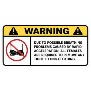 Könnte beinhalten: Rechteckiges gelb-schwarzes Warnschild mit dem Wort "WARNING" in fetten weißen Buchstaben. Das Schild enthält eine Grafik eines BHs, der mit einem roten Kreis durchgestrichen ist, und den Text: "DUE TO POSSIBLE BREATHING PROBLEMS..."