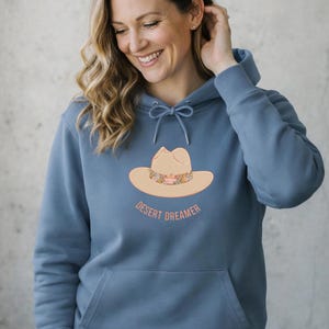Damen Premium Hoodie Western Boho Desert Dreamer – Cowboy Hut Design | Wüsten Stil | Aesthetic Cozy Outfit Geschenk