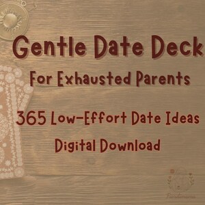 Op de afbeelding: Op een houten tafel ligt een kaartspel met een decoratief ontwerp, samen met een hoefijzer, een kompas en andere decoratieve items. De tekst "Gentle Date Deck For Exhausted Parents" en "365 Low-Effort Date Ideas Digital Download" is zichtbaar.