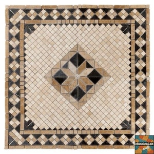 Puede incluir: Diseño de mosaico cuadrado con un patrón de diamante central en negro, beige y crema. El diseño está rodeado por un borde de triángulos y cuadrados negros, beige y crema alternados. El mosaico está hecho de pequeñas baldosas cuadradas.