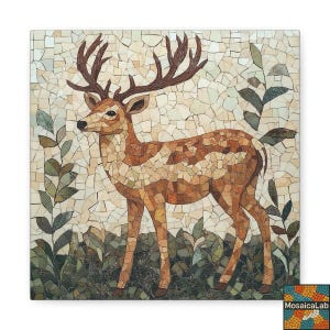 Peut inclure: Mosaïque carrée représentant un cerf aux grands bois, réalisée avec des carreaux bruns et beiges. Le cerf se dresse devant un fond de carreaux blanc cassé, avec un feuillage vert et gris. Le logo "MosaicLab" est visible.
