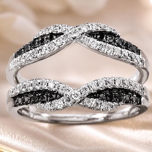 Protetor de Anel de Noivado Feminino em Prata de Lei 925 com Diamantes Pretos e Brancos - Ideal para Anel de Noivado e Casamento - Perfeito para Presentear a Noiva