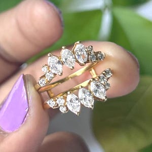 Anillo de compromiso con diamantes talla marquesa y redonda, realzador de oro vermeil de 18 quilates, anillos de boda apilables a juego para aniversario, regalo para ella.