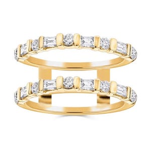 Puede incluir: Juego de dos anillos dorados con piedras preciosas transparentes y brillantes. Los anillos presentan una serie de piedras redondas y de talla baguette engastadas en un estilo de canal. El diseño es moderno y elegante.