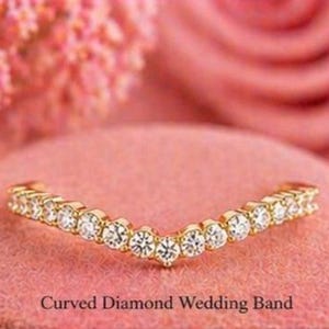 Aliança de casamento empilhável curva em ouro amarelo 18K com detalhe em chevron, ideal para anel de noivado, alianças de compromisso delicadas, presente perfeito para ela.