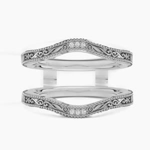 Puede incluir: Un letrero de madera hecho a mano con el texto "Welcome" en una fuente juguetona. El letrero presenta un fondo blanco desgastado y un marco marrón oscuro, perfecto para una puerta principal. El letrero mide aproximadamente 30 cm de ancho y 15 cm de alto.