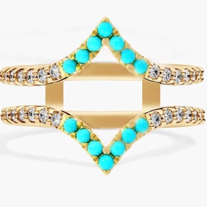 Puede incluir: Un anillo dorado con un diseño de doble banda. La banda superior presenta una fila en forma de V de piedras turquesas, mientras que ambas bandas están adornadas con pequeñas piedras blancas brillantes. El anillo tiene una estética moderna y elegante.
