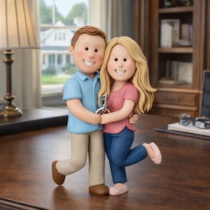 Puede incluir: Figura de una pareja sonriente sosteniendo una llave. El hombre viste una camisa azul claro y pantalones beige, la mujer una blusa rosa y vaqueros azules. Se abrazan, con la llave entre ellos. La figura está sobre una superficie de madera.