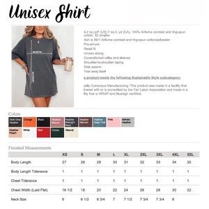 Op de afbeelding: Een donkergrijs unisex shirt wordt getoond, met de tekst "Unisex Shirt" bovenaan. De afbeelding bevat een kleurenkaart met opties zoals zwart, rood en roze, en een maattabel met afmetingen in cm voor lichaamslengte en borstbreedte.