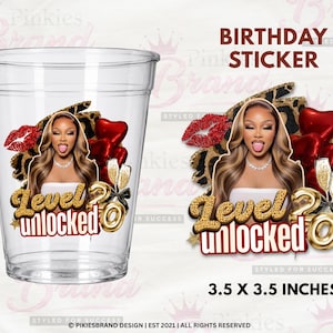 Puede incluir: Un vaso de pl&aacute;stico transparente y una pegatina cuadrada con una mujer de pelo largo casta&ntilde;o, labios rojos y top blanco. El dise&ntilde;o incluye corazones rojos, labios rojos, copas de champ&aacute;n doradas y el texto Level Unlocked 20. La pegatina mide 8,89 x 8,89 cm.