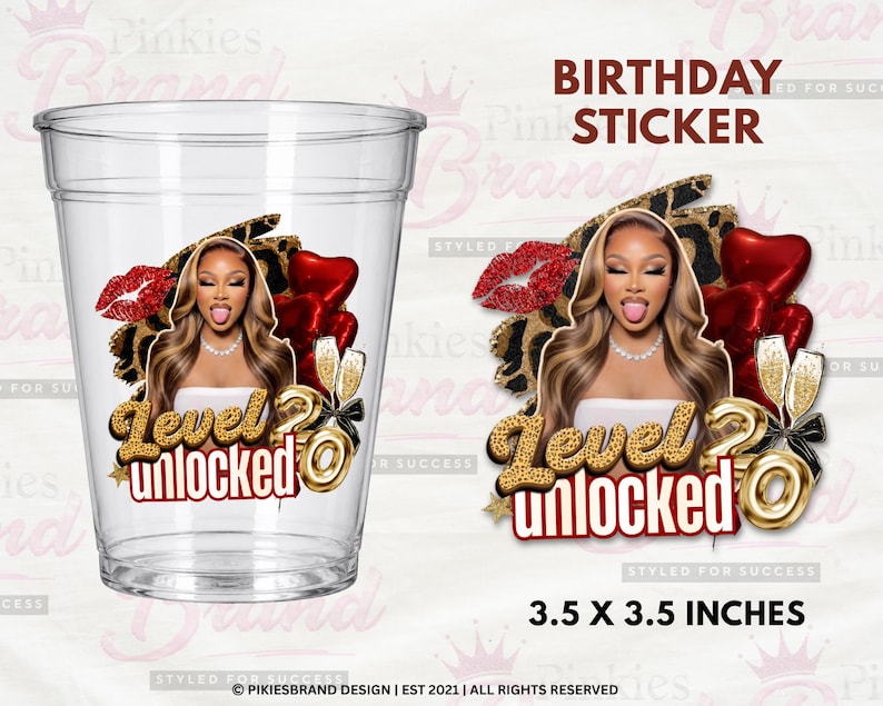 Puede incluir: Un vaso de pl&aacute;stico transparente y una pegatina cuadrada con una mujer de pelo largo casta&ntilde;o, labios rojos y top blanco. El dise&ntilde;o incluye corazones rojos, labios rojos, copas de champ&aacute;n doradas y el texto Level Unlocked 20. La pegatina mide 8,89 x 8,89 cm.